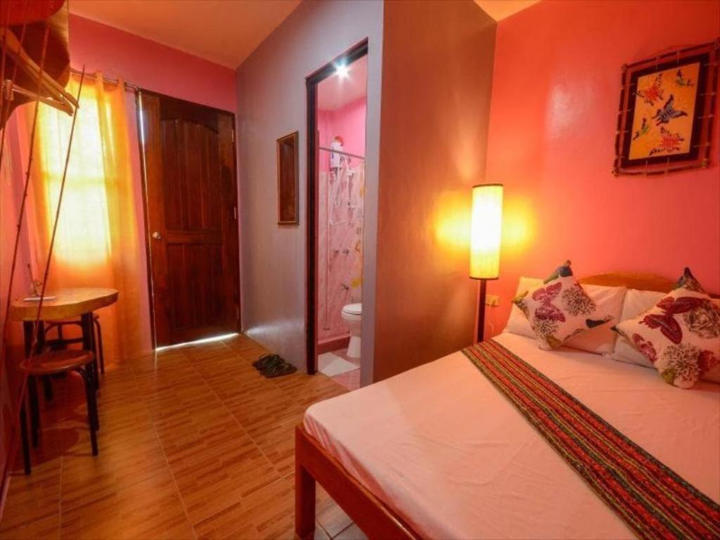 Oyo 622 Butterfly Totem Guesthouse Puerto Princesa Exterior photo